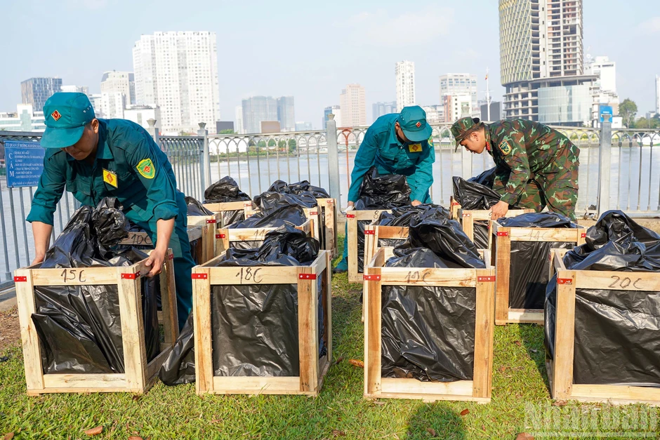 [Ảnh] Trận địa pháo hoa trước giờ bừng sáng đêm 30/4 tại Thành phố Hồ Chí Minh
