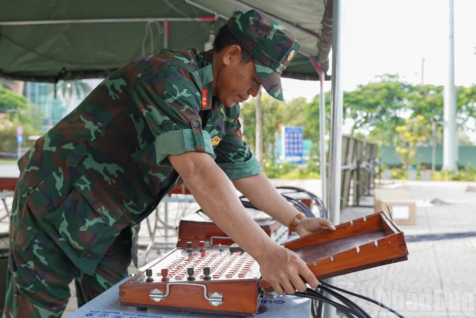 [Ảnh] Trận địa pháo hoa trước giờ bừng sáng đêm 30/4 tại Thành phố Hồ Chí Minh