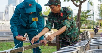 [Ảnh] Trận địa pháo hoa trước giờ bừng sáng đêm 30/4 tại Thành phố Hồ Chí Minh