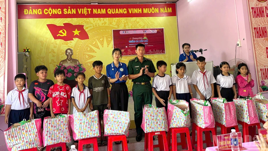 [Ảnh] Tuổi trẻ Bộ đội Biên phòng Đồng Tháp sôi nổi triển khai các hoạt động "Tháng 3 biên giới"