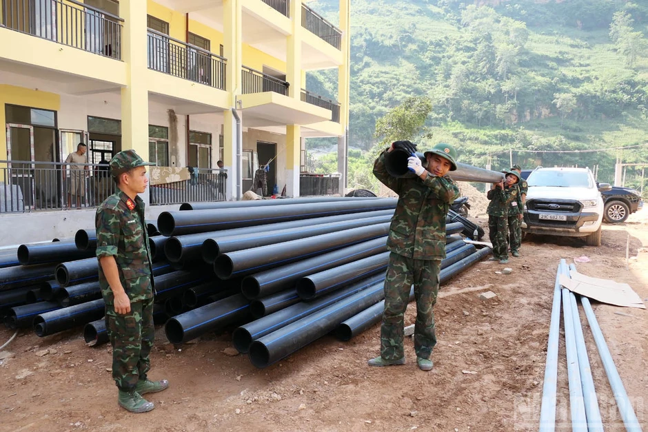 [Ảnh] Tuyên Quang: Lực lượng quân đội góp sức xây trường biên giới Pà Vầy Sủ