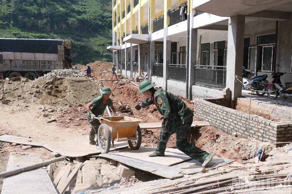 [Ảnh] Tuyên Quang: Lực lượng quân đội góp sức xây trường biên giới Pà Vầy Sủ