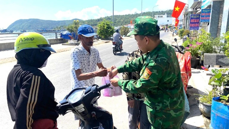 “Bếp ăn 0 đồng” hỗ trợ 500 suất ăn miễn phí cho người dân có hoàn cảnh khó khăn “Bếp ăn 0 đồng” hỗ trợ 500 suất ăn miễn phí cho người dân có hoàn cảnh khó khăn