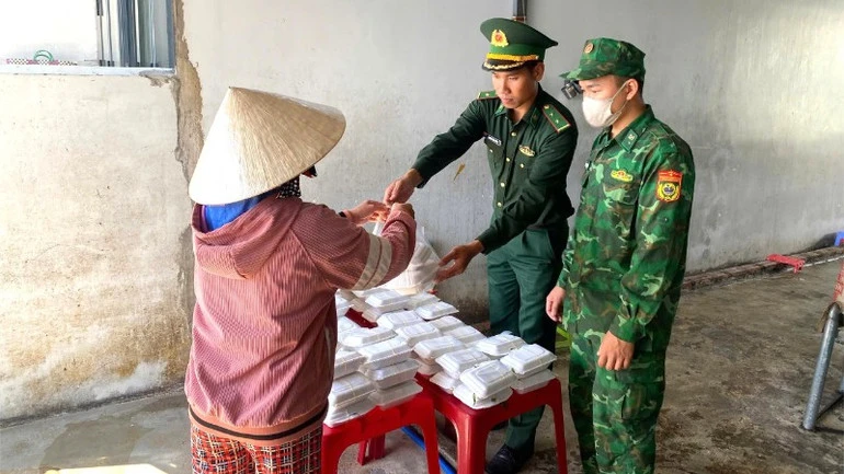 “Bếp ăn 0 đồng” hỗ trợ 500 suất ăn miễn phí cho người dân có hoàn cảnh khó khăn “Bếp ăn 0 đồng” hỗ trợ 500 suất ăn miễn phí cho người dân có hoàn cảnh khó khăn