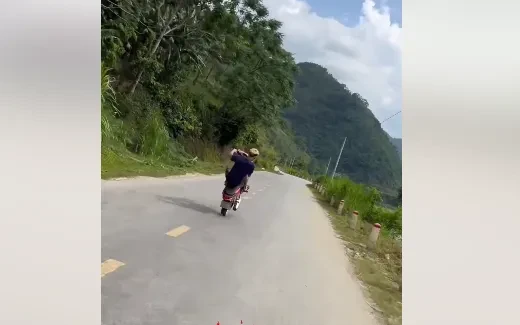 “Bốc đầu” xe máy rồi đăng mạng xã hội, nam thanh niên bị tịch thu phương tiện “Bốc đầu” xe máy rồi đăng mạng xã hội, nam thanh niên bị tịch thu phương tiện