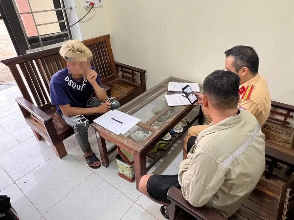 “Bốc đầu” xe máy rồi đăng mạng xã hội, nam thanh niên bị tịch thu phương tiện “Bốc đầu” xe máy rồi đăng mạng xã hội, nam thanh niên bị tịch thu phương tiện