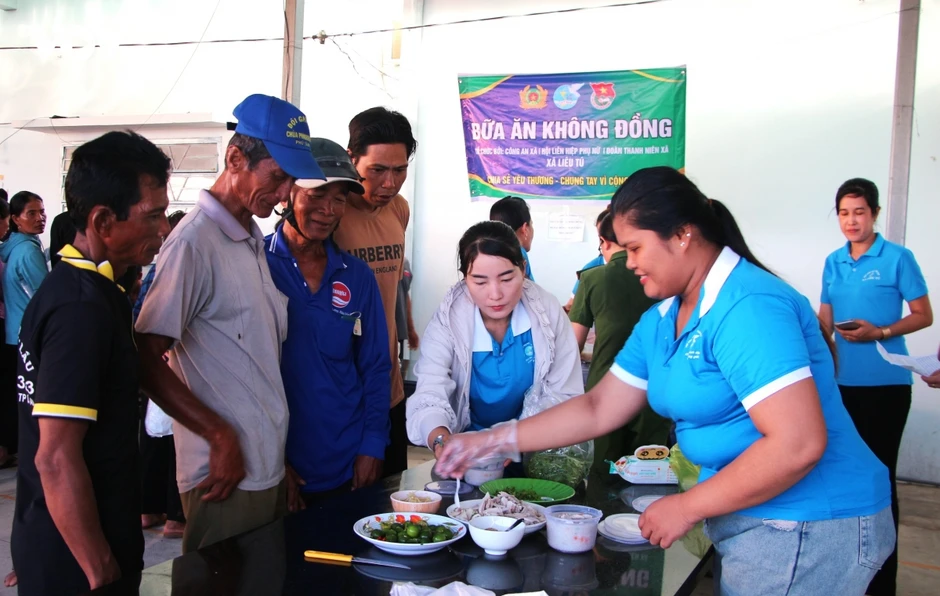 “Bữa ăn 0 đồng” tiếp sức người dân làm thủ tục hành chính tại Cần Thơ “Bữa ăn 0 đồng” tiếp sức người dân làm thủ tục hành chính tại Cần Thơ