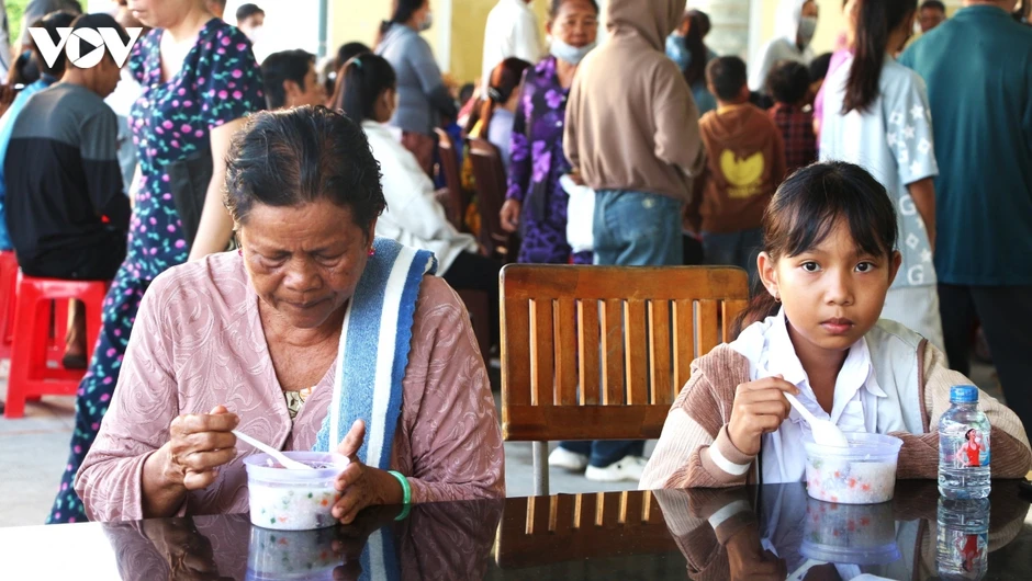 “Bữa ăn 0 đồng” tiếp sức người dân làm thủ tục hành chính tại Cần Thơ “Bữa ăn 0 đồng” tiếp sức người dân làm thủ tục hành chính tại Cần Thơ