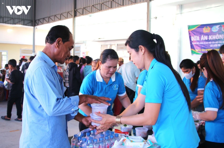 “Bữa ăn 0 đồng” tiếp sức người dân làm thủ tục hành chính tại Cần Thơ “Bữa ăn 0 đồng” tiếp sức người dân làm thủ tục hành chính tại Cần Thơ