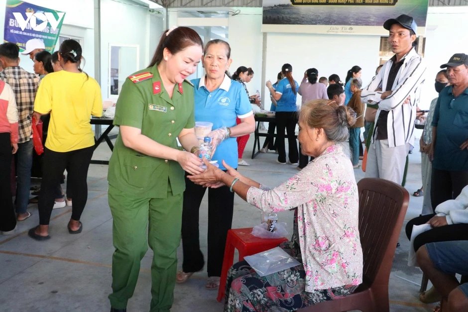 “Bữa ăn 0 đồng” tiếp sức người dân làm thủ tục hành chính tại Cần Thơ “Bữa ăn 0 đồng” tiếp sức người dân làm thủ tục hành chính tại Cần Thơ