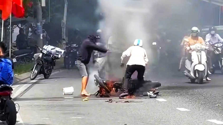 ‘Cần câu cơm’ bị cháy rụi, cụ ông 72 tuổi chạy xe ôm được quyên góp mua xe mới ‘Cần câu cơm’ bị cháy rụi, cụ ông 72 tuổi chạy xe ôm được quyên góp mua xe mới