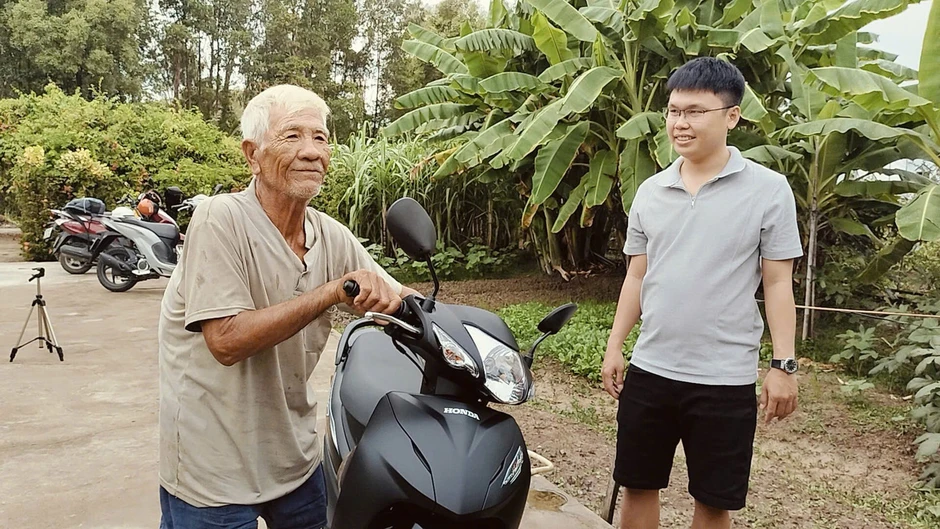 ‘Cần câu cơm’ bị cháy rụi, cụ ông 72 tuổi chạy xe ôm được quyên góp mua xe mới ‘Cần câu cơm’ bị cháy rụi, cụ ông 72 tuổi chạy xe ôm được quyên góp mua xe mới