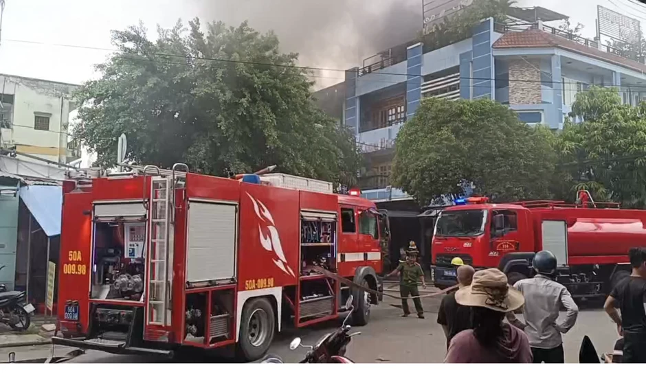 [Clip] Cháy kho hàng điện máy ở TPHCM, thiêu rụi nhiều tài sản