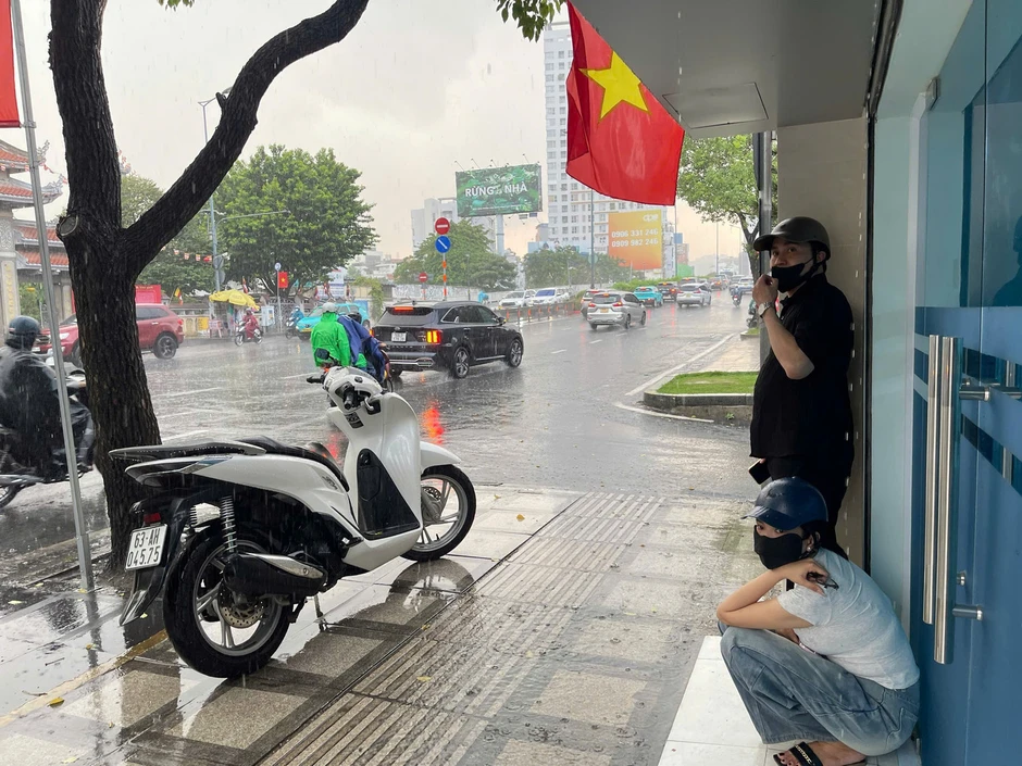[Clip] Mưa lớn bất ngờ gây tai nạn liên hoàn trên phố đi bộ Nguyễn Huệ ở TPHCM