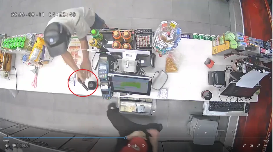 [Clip] Người đàn ông cầm vật giống súng cướp cửa hàng Circle K lúc rạng sáng
