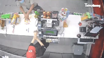 [Clip] Người đàn ông cầm vật giống súng cướp cửa hàng Circle K lúc rạng sáng