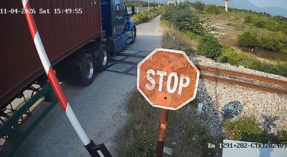 [CLIP] Thót tim cảnh xe container, xe tải vượt rào chắn đường sắt