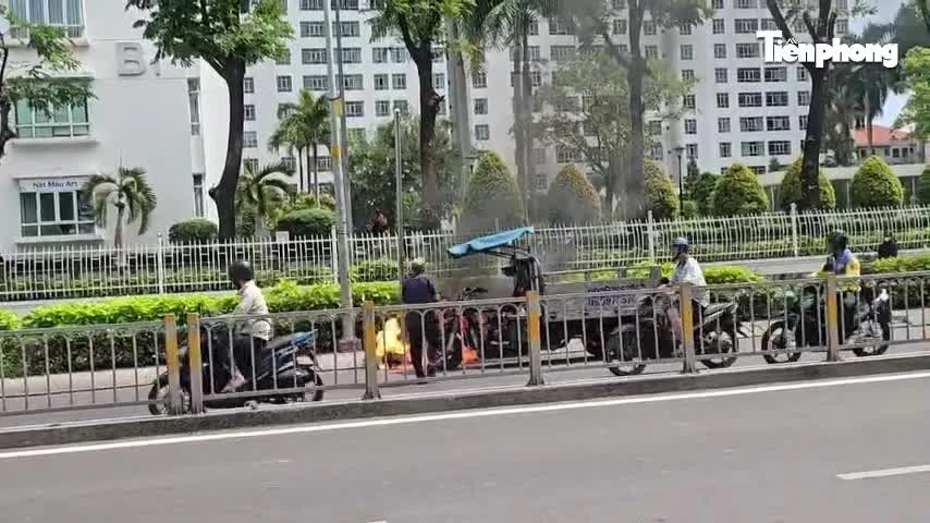 [CLIP] Xe ba gác đang chạy bất ngờ cháy dữ dội