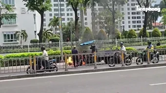 [CLIP] Xe ba gác đang chạy bất ngờ cháy dữ dội