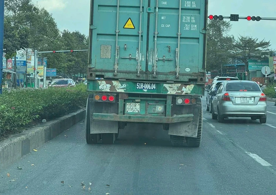 [Clip] Xe đầu kéo container lạng lách, tạt đầu ô tô gây bức xúc ở TPHCM
