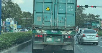 [Clip] Xe đầu kéo container lạng lách, tạt đầu ô tô gây bức xúc ở TPHCM