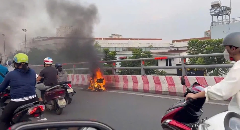 [Clip] Xe máy bốc cháy ngùn ngụt trên cầu ở TPHCM