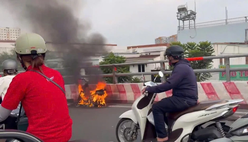 [Clip] Xe máy bốc cháy ngùn ngụt trên cầu ở TPHCM