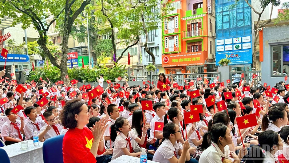 “Dấu chân Trường Sa - Hành trình của những cánh thư” “Dấu chân Trường Sa - Hành trình của những cánh thư”