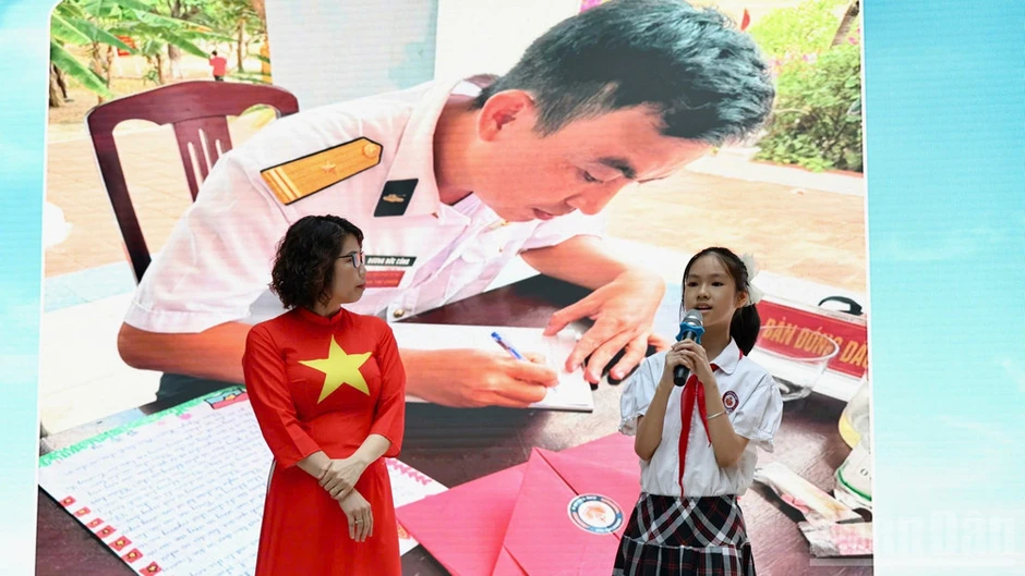 “Dấu chân Trường Sa - Hành trình của những cánh thư” “Dấu chân Trường Sa - Hành trình của những cánh thư”