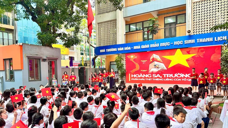 “Dấu chân Trường Sa - Hành trình của những cánh thư” “Dấu chân Trường Sa - Hành trình của những cánh thư”