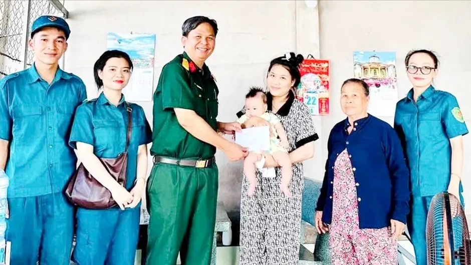 “Người mẹ đỡ đầu” mang màu áo lính “Người mẹ đỡ đầu” mang màu áo lính