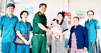 “Người mẹ đỡ đầu” mang màu áo lính