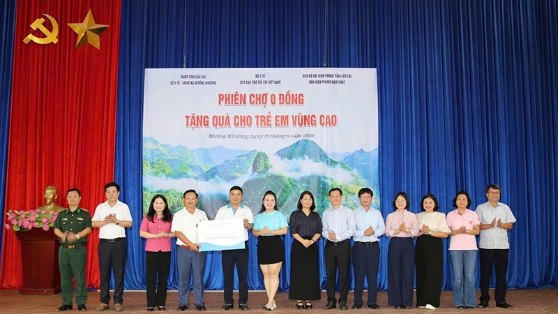 “Phiên chợ 0 đồng” ở Lào Cai hỗ trợ gần 2,4 tỷ đồng cho trẻ em khó khăn “Phiên chợ 0 đồng” ở Lào Cai hỗ trợ gần 2,4 tỷ đồng cho trẻ em khó khăn