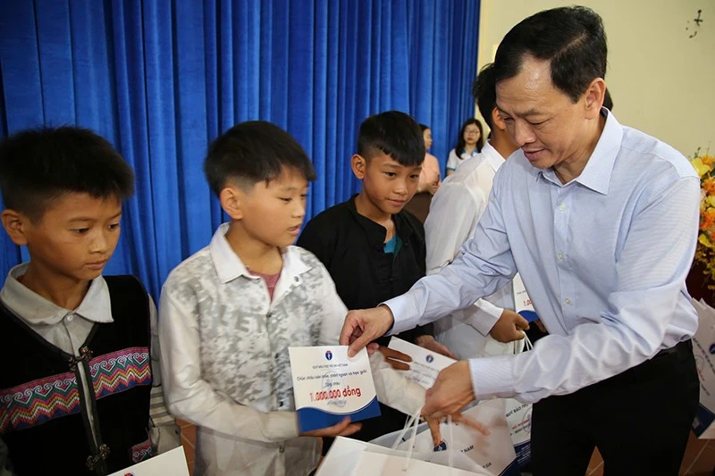 “Phiên chợ 0 đồng” ở Lào Cai hỗ trợ gần 2,4 tỷ đồng cho trẻ em khó khăn “Phiên chợ 0 đồng” ở Lào Cai hỗ trợ gần 2,4 tỷ đồng cho trẻ em khó khăn
