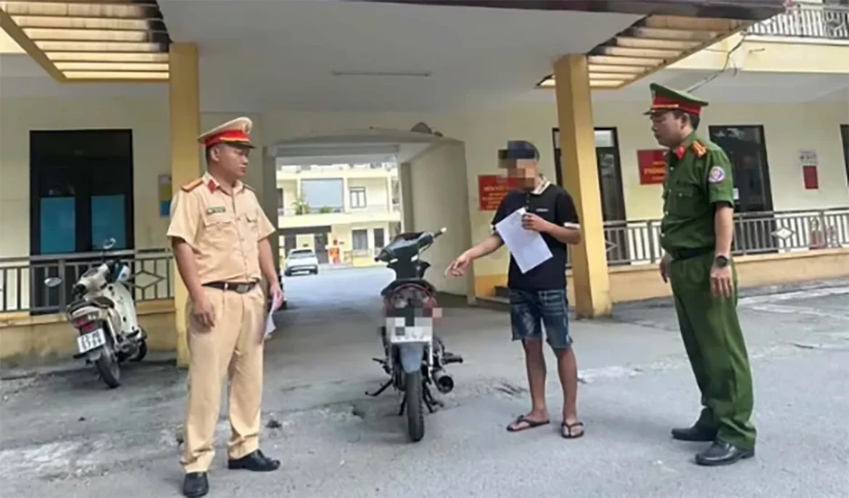 “Quái xế” tự quay clip nẹt pô, đánh võng đăng TikTok gây phẫn nộ bị CSGT xử lý “Quái xế” tự quay clip nẹt pô, đánh võng đăng TikTok gây phẫn nộ bị CSGT xử lý