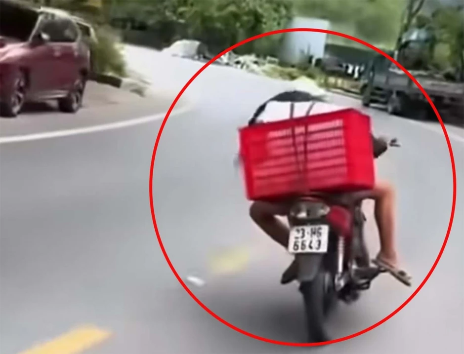 “Quái xế” tự quay clip nẹt pô, đánh võng đăng TikTok gây phẫn nộ bị CSGT xử lý “Quái xế” tự quay clip nẹt pô, đánh võng đăng TikTok gây phẫn nộ bị CSGT xử lý