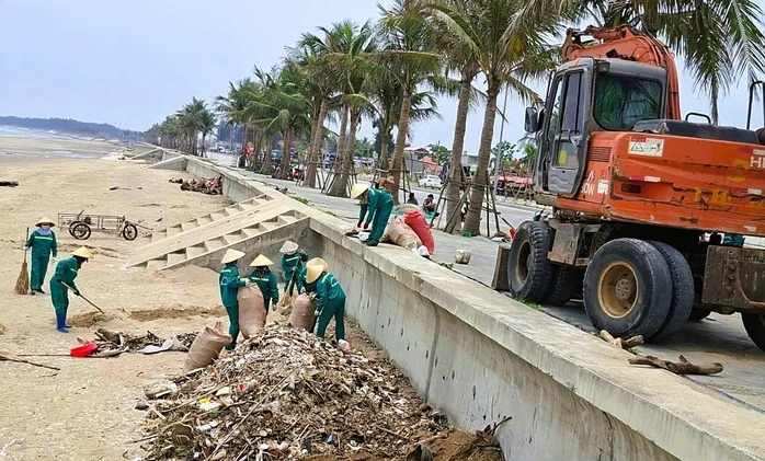 "Bãi chông" ở bãi biển nổi tiếng Thanh Hóa đang được dọn dẹp "Bãi chông" ở bãi biển nổi tiếng Thanh Hóa đang được dọn dẹp