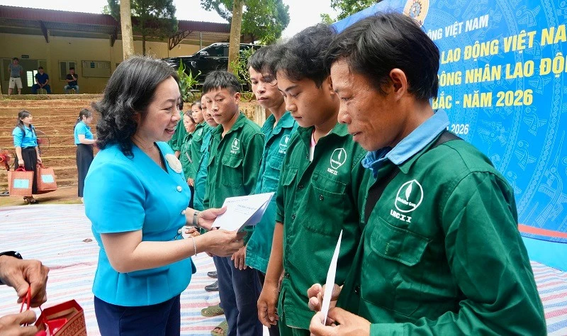 "Điểm tựa" của công nhân nghèo vùng cao "Điểm tựa" của công nhân nghèo vùng cao