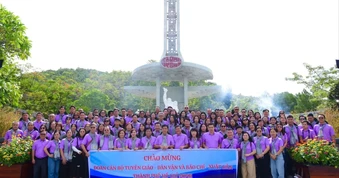 "Hành trình tri ân - Về miền đất lửa" của cán bộ tuyên giáo - dân vận và báo chí TPHCM
