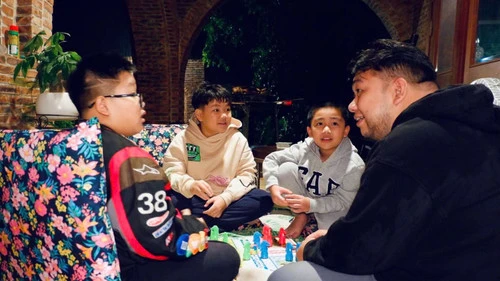 "Kiềng ba chân" để bảo vệ trẻ em trên không gian số "Kiềng ba chân" để bảo vệ trẻ em trên không gian số