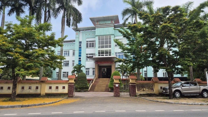 "Người lạ" có tên trong hồ sơ gói thầu 16,5 tỉ đồng ở Quảng Trị "Người lạ" có tên trong hồ sơ gói thầu 16,5 tỉ đồng ở Quảng Trị