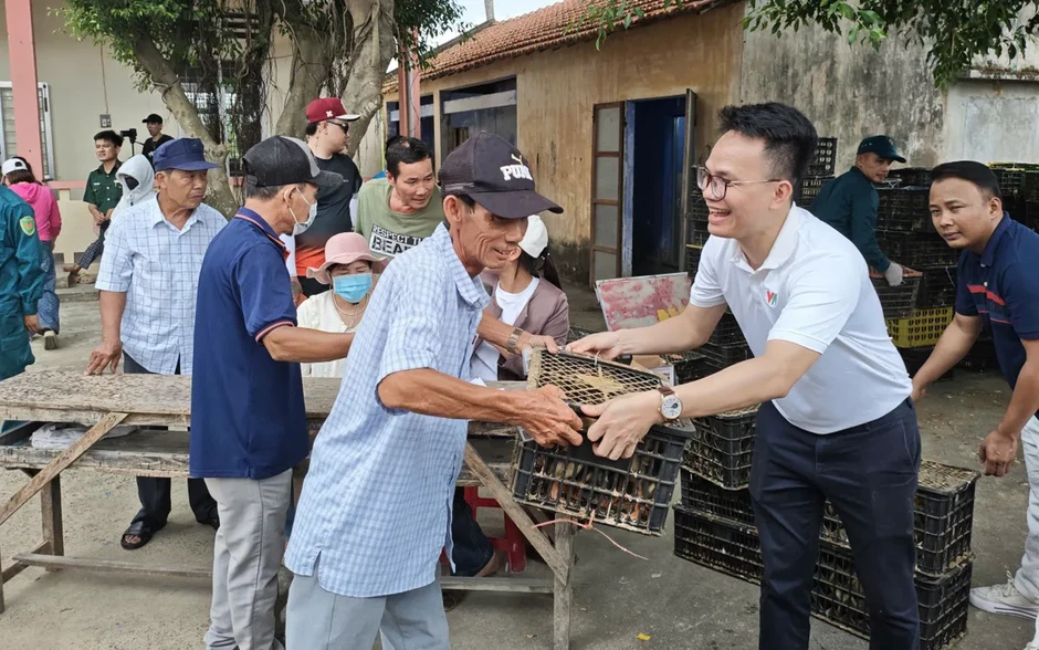 "Sống sau lũ": Trao sinh kế, dựng lại niềm tin nơi những vùng quê vừa đi qua thiên tai "Sống sau lũ": Trao sinh kế, dựng lại niềm tin nơi những vùng quê vừa đi qua thiên tai