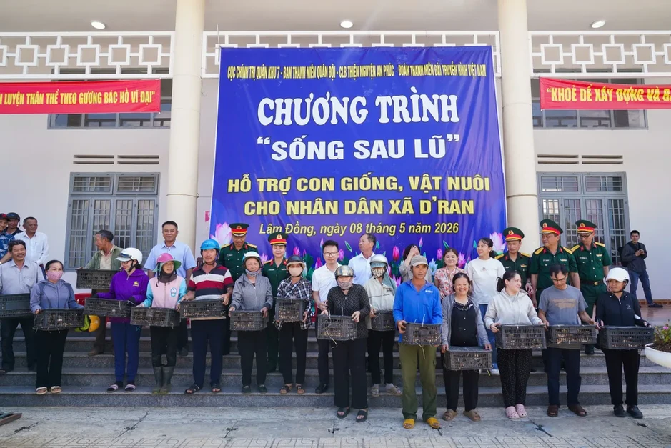 "Sống sau lũ": Trao sinh kế, dựng lại niềm tin nơi những vùng quê vừa đi qua thiên tai "Sống sau lũ": Trao sinh kế, dựng lại niềm tin nơi những vùng quê vừa đi qua thiên tai