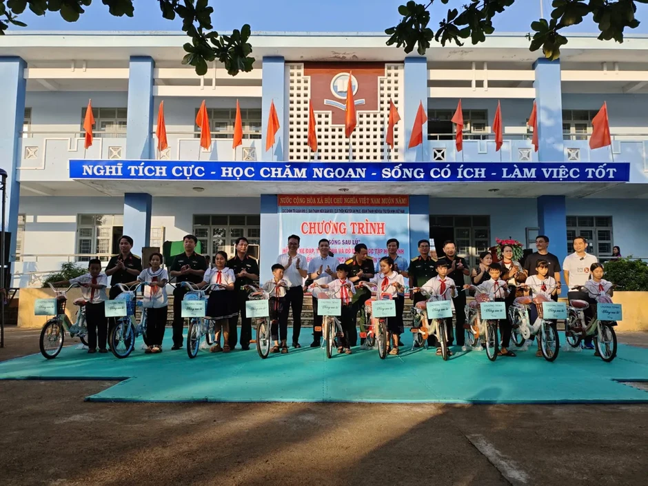 "Sống sau lũ": Trao sinh kế, dựng lại niềm tin nơi những vùng quê vừa đi qua thiên tai "Sống sau lũ": Trao sinh kế, dựng lại niềm tin nơi những vùng quê vừa đi qua thiên tai