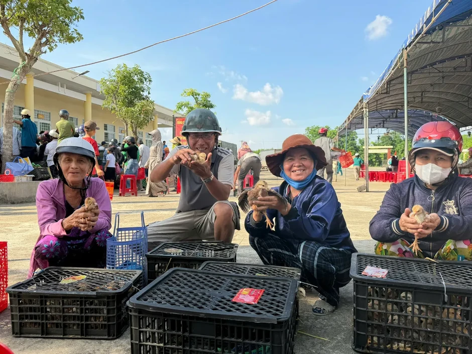 "Sống sau lũ": Trao sinh kế, dựng lại niềm tin nơi những vùng quê vừa đi qua thiên tai "Sống sau lũ": Trao sinh kế, dựng lại niềm tin nơi những vùng quê vừa đi qua thiên tai