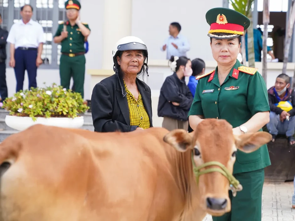 "Sống sau lũ": Trao sinh kế, dựng lại niềm tin nơi những vùng quê vừa đi qua thiên tai "Sống sau lũ": Trao sinh kế, dựng lại niềm tin nơi những vùng quê vừa đi qua thiên tai