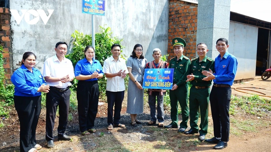 "Tháng Ba biên giới” lan tỏa lòng yêu nước với học sinh vùng biên Gia Lai "Tháng Ba biên giới” lan tỏa lòng yêu nước với học sinh vùng biên Gia Lai