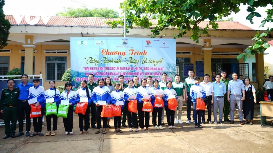 "Tháng Ba biên giới” lan tỏa lòng yêu nước với học sinh vùng biên Gia Lai "Tháng Ba biên giới” lan tỏa lòng yêu nước với học sinh vùng biên Gia Lai