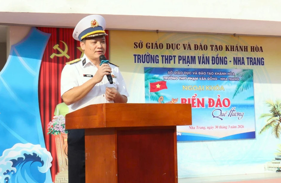 "Tiếp lửa" tình yêu biển đảo, tư vấn tuyển sinh cho hơn 1.000 học sinh Khánh Hòa "Tiếp lửa" tình yêu biển đảo, tư vấn tuyển sinh cho hơn 1.000 học sinh Khánh Hòa