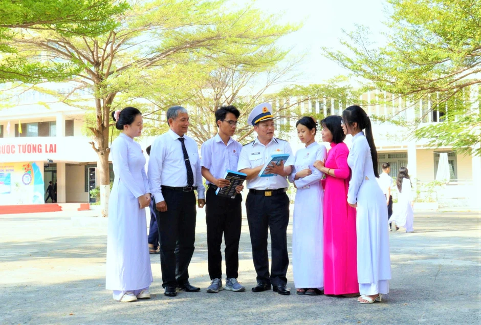 "Tiếp lửa" tình yêu biển đảo, tư vấn tuyển sinh cho hơn 1.000 học sinh Khánh Hòa "Tiếp lửa" tình yêu biển đảo, tư vấn tuyển sinh cho hơn 1.000 học sinh Khánh Hòa